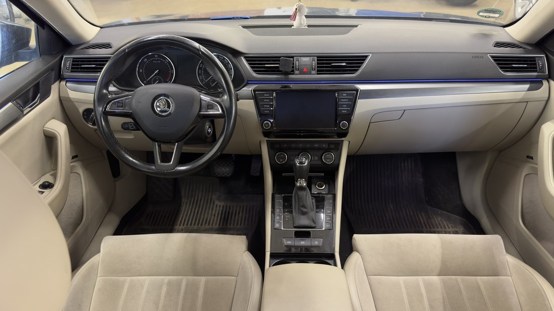 Skoda Superbi armatuur ja esisalong enne puhastust