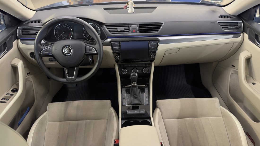 Skoda Superbi armatuur ja esisalong pärast keemilist puhastust