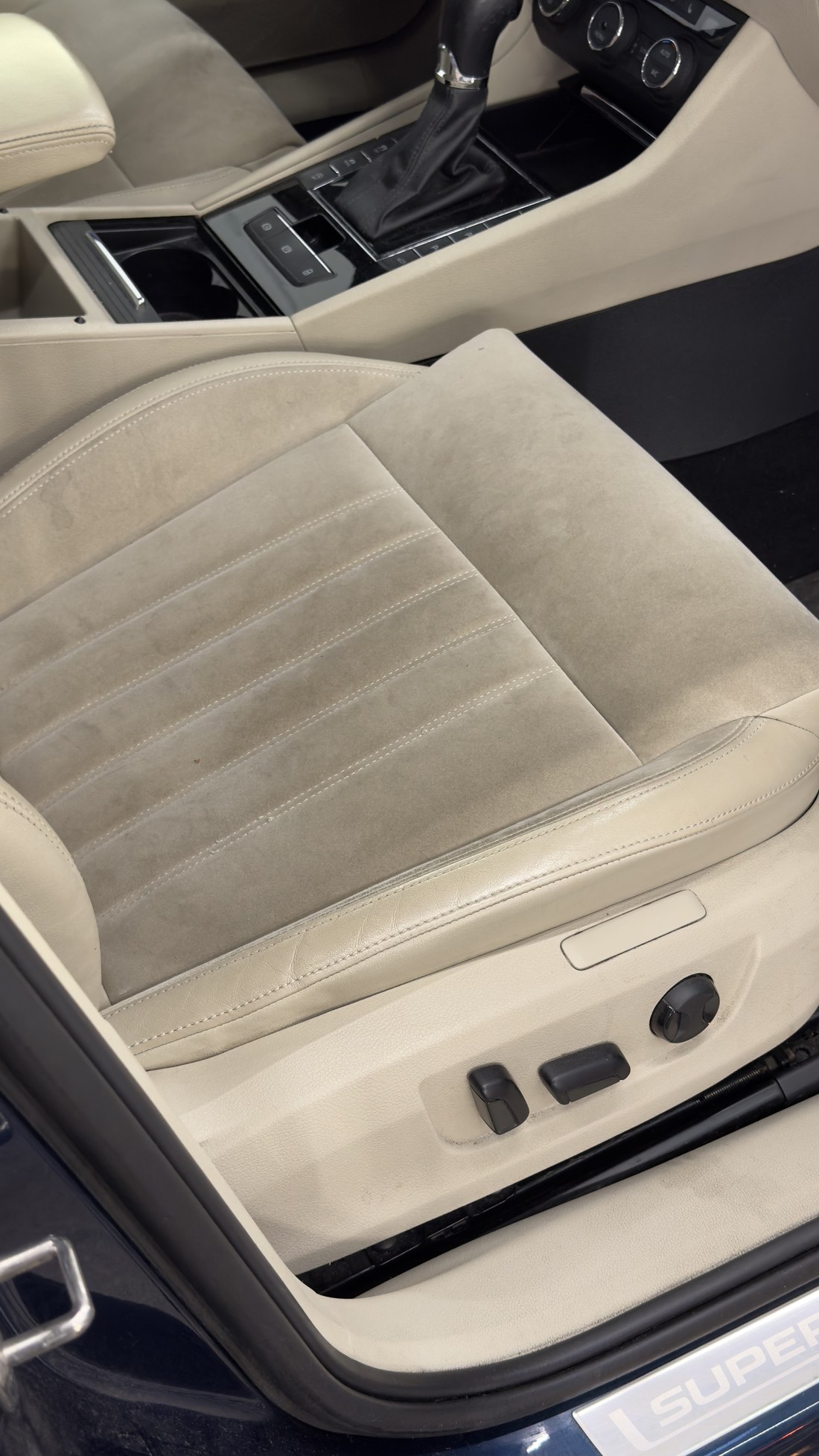 Skoda Superbi juhiiste enne puhastust, hele Alcantara keskosa on tumedaks läinud
