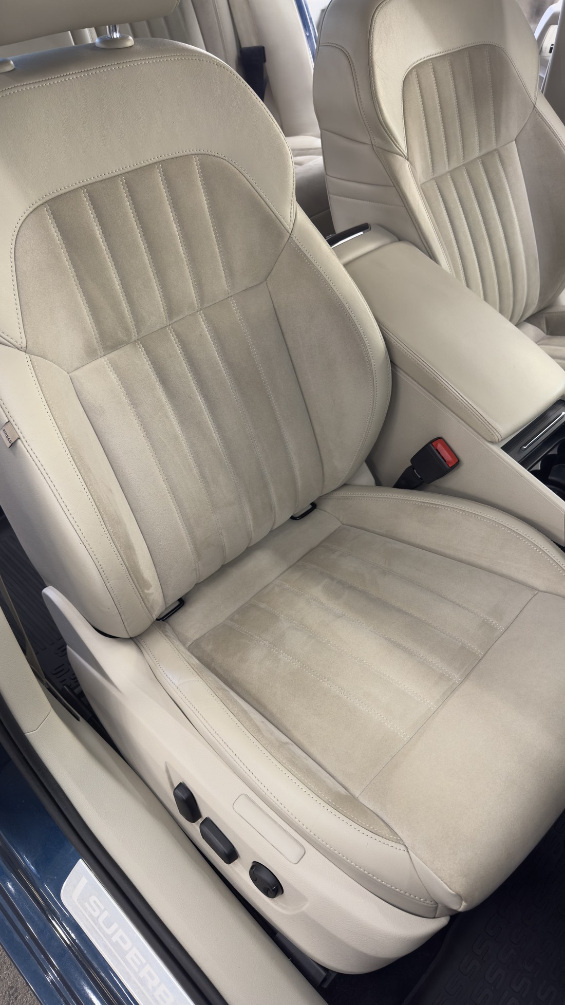 Skoda Superbi juhiiste kuivanud Alcantara pinnaga järgmisel hommikul