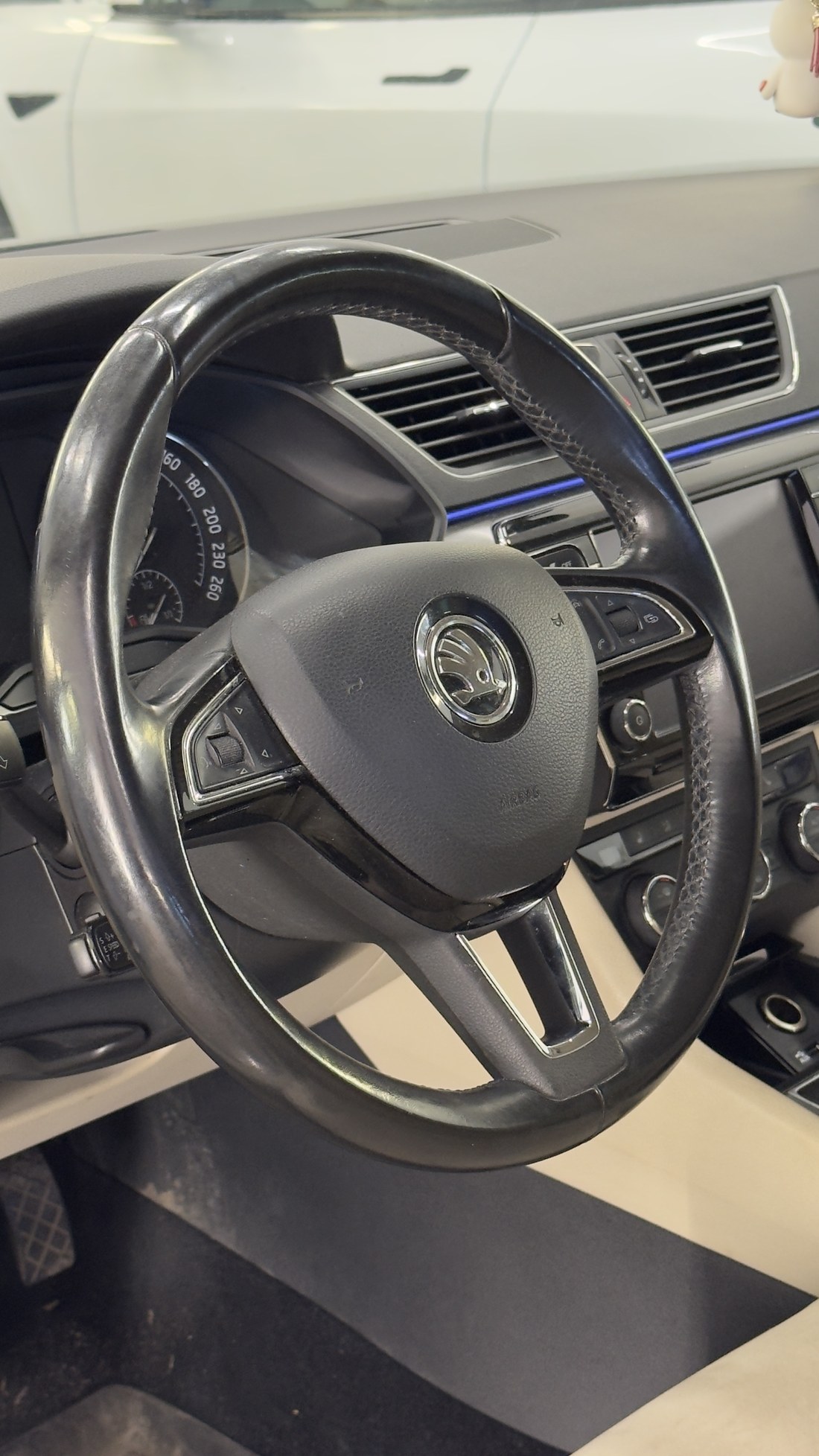 Skoda Superbi rool enne puhastust, nahk on kasutusest läikima läinud