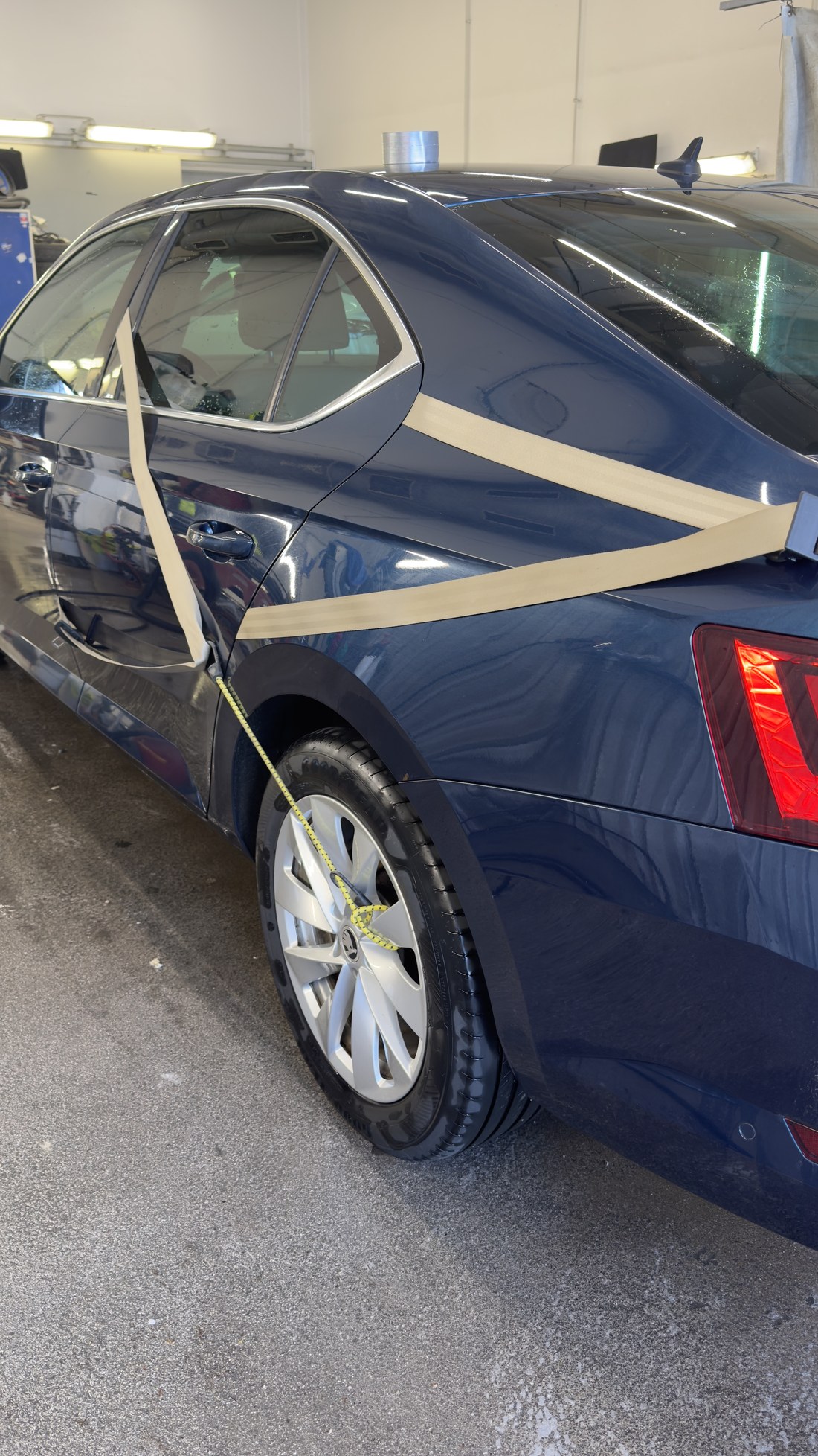 Skoda Superbi heledad turvavööd välja tõmmatud ja üle auto pingutatud pesu ajaks