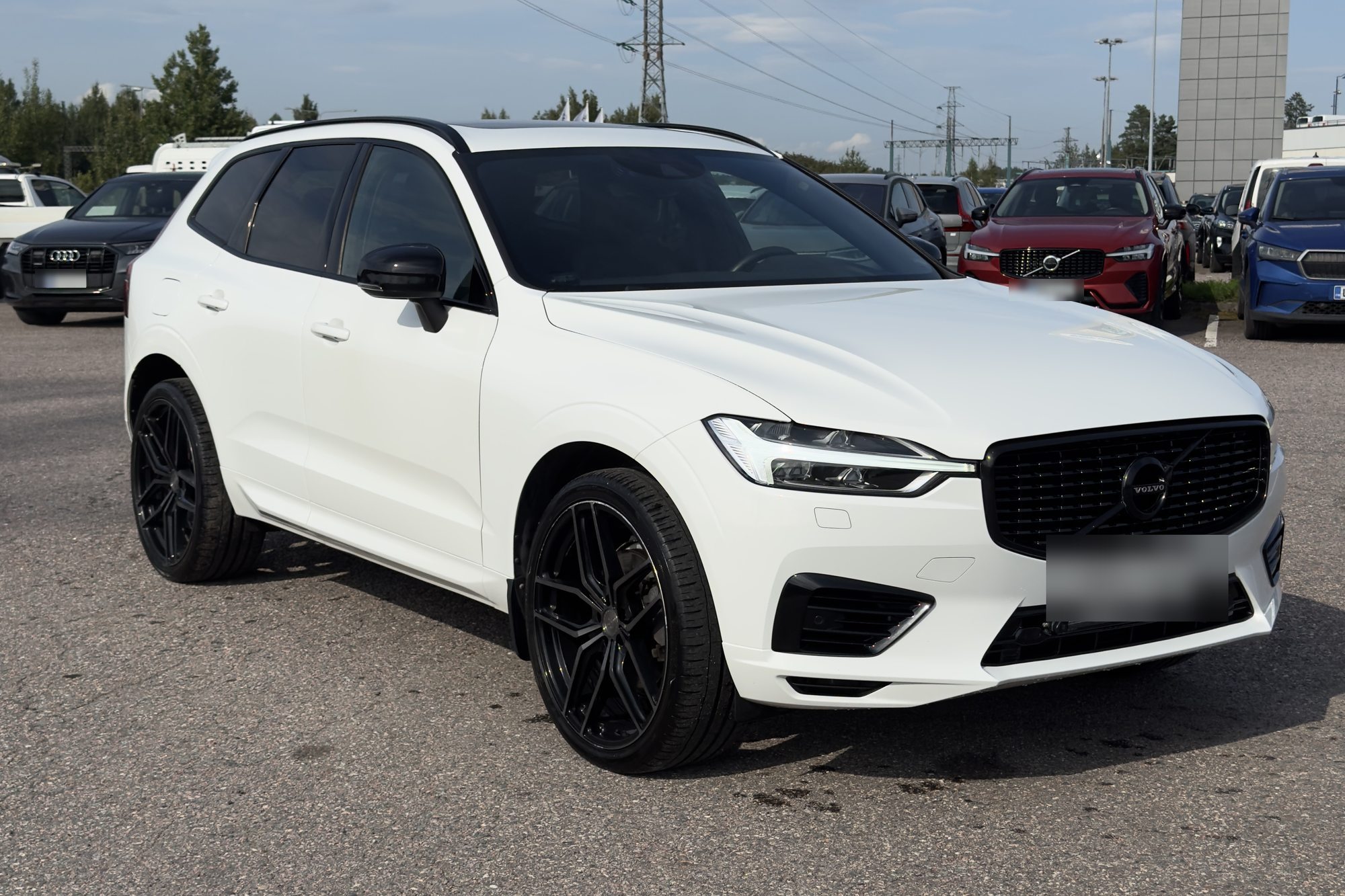 Valge Volvo XC60 R-Design pärast poleerimist, sisepesu ja nahahooldust