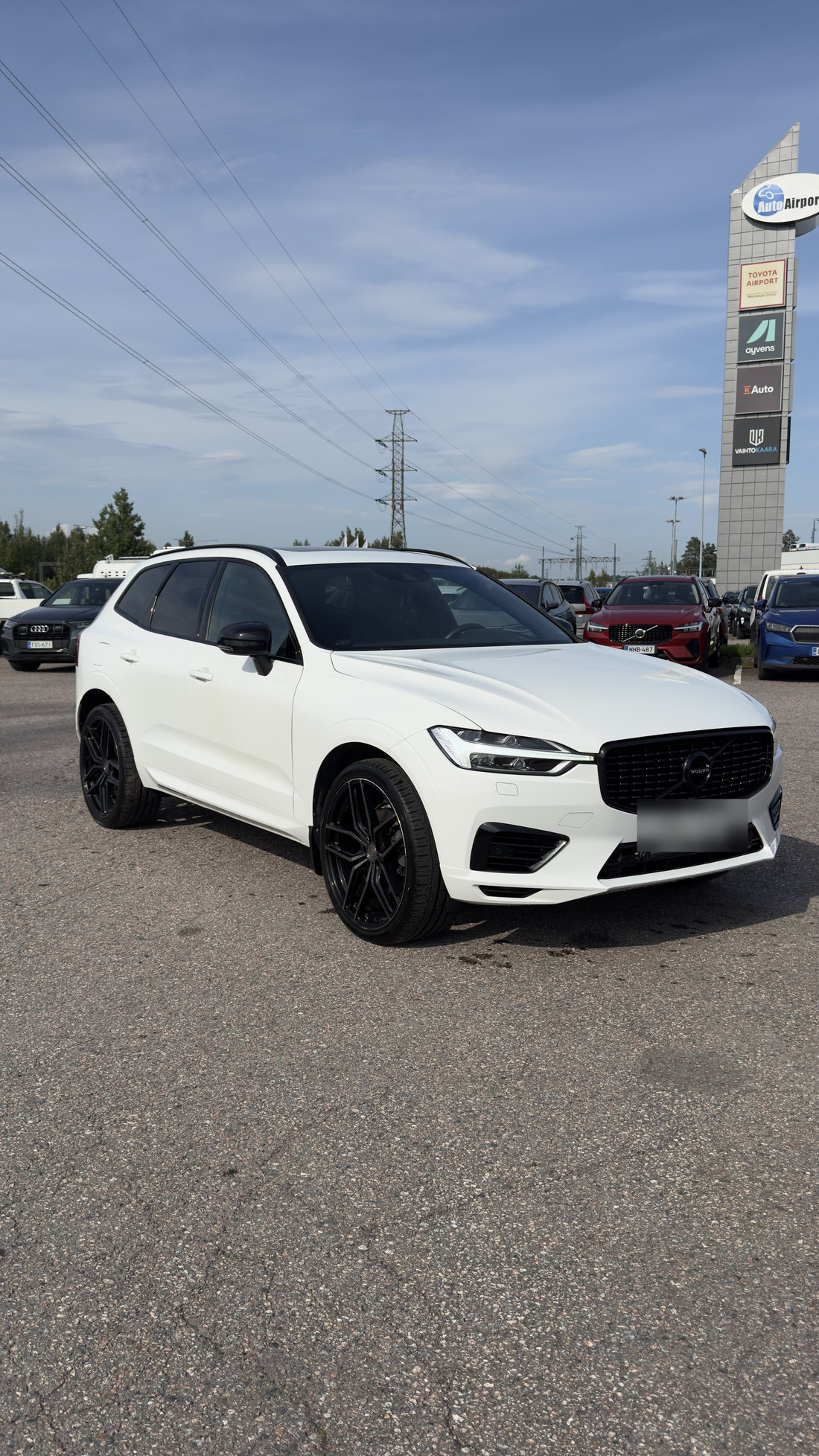 Valge Volvo XC60 pärast poleerimist ja sisepesu