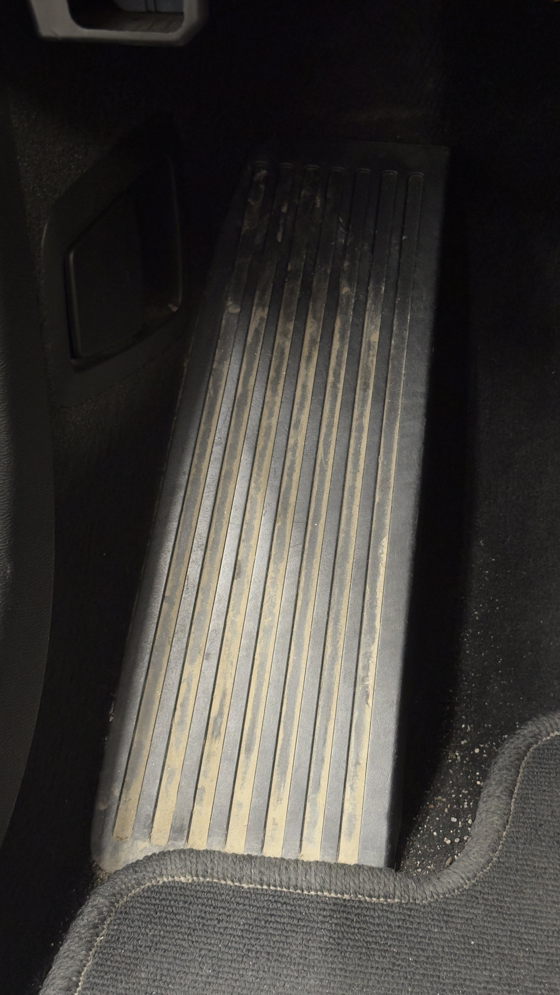Volvo XC60 vasak jalatugi enne puhastust, sooned mustust täis