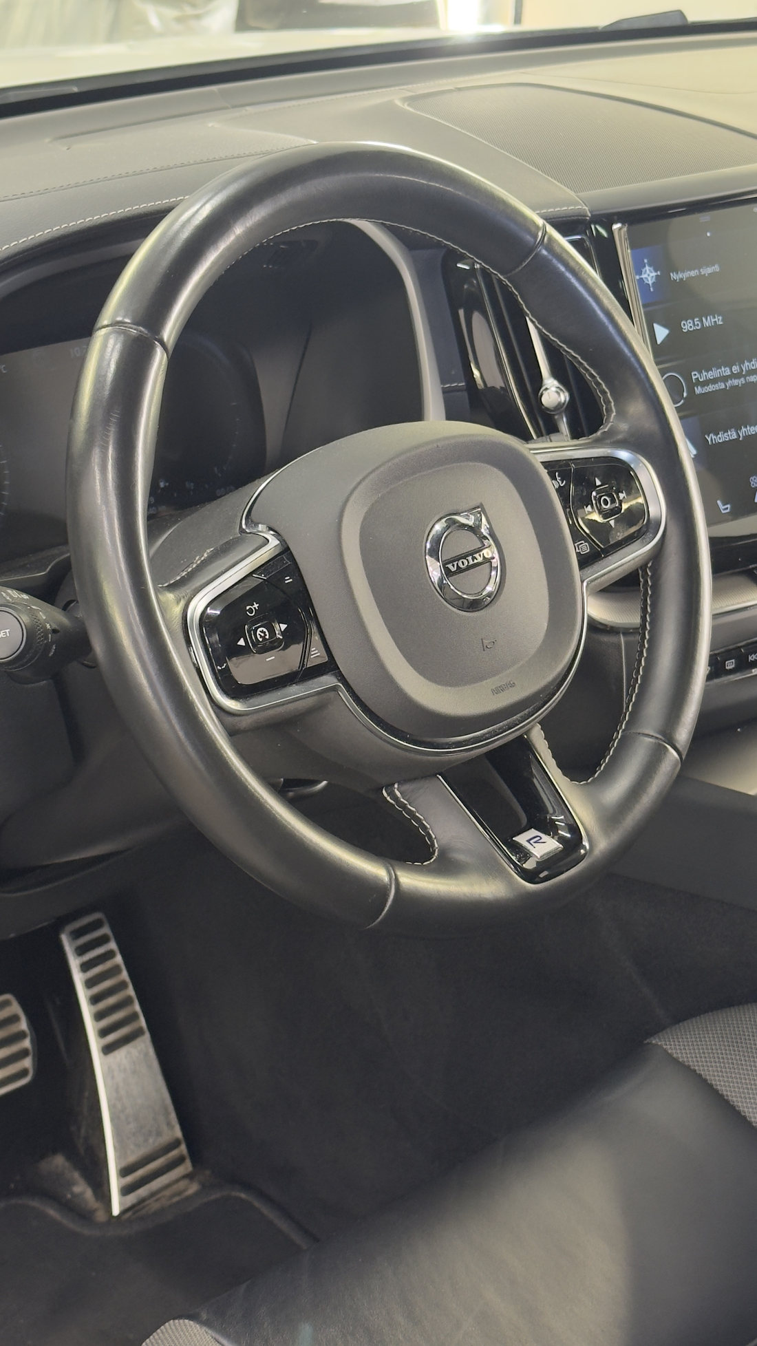 Volvo XC60 rool enne puhastust, kasutusest läikiv
